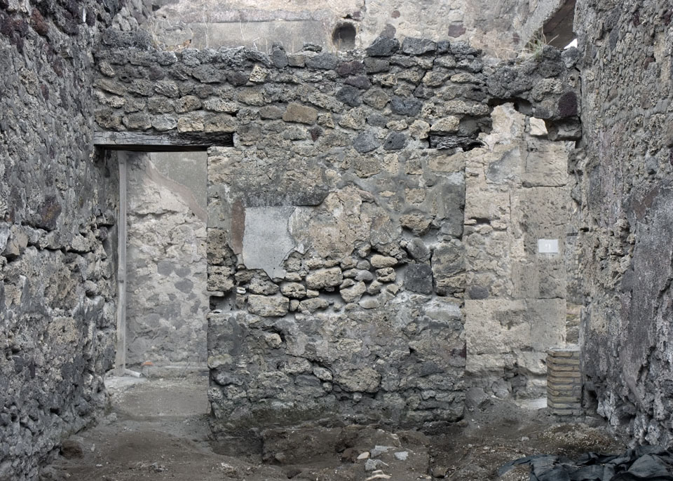 V.1.7 Pompeii. March 2009. Room 25, South east corner and bath.