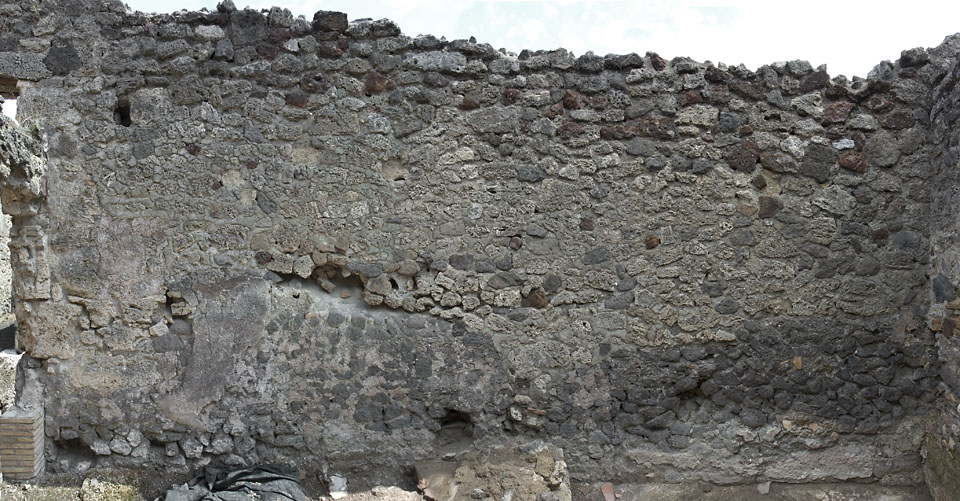 V.1.7 Pompeii. March 2009. Room 25, East wall.