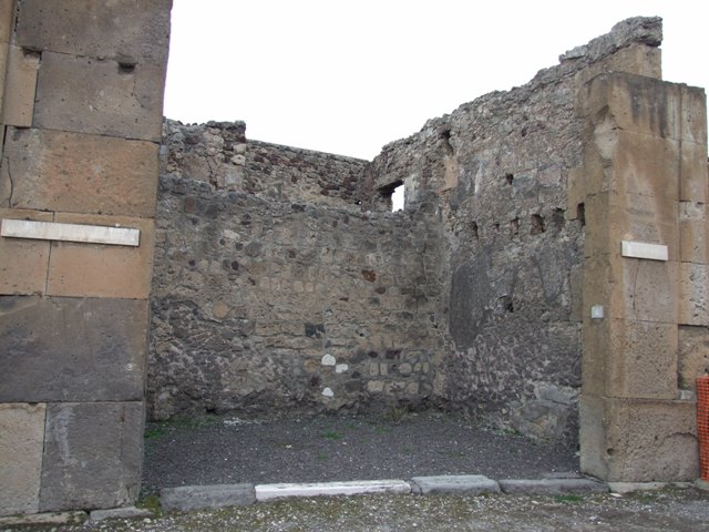 V.1.8 Pompeii. December 2007. Threshold or sill.