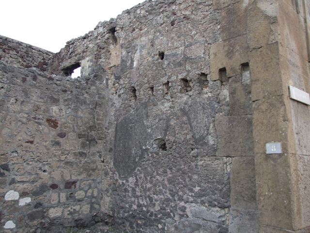 V.1.8 side wall, Pompeii. September 2004. Vicolo di Cecilio Giocondo, looking north.              V.2.
