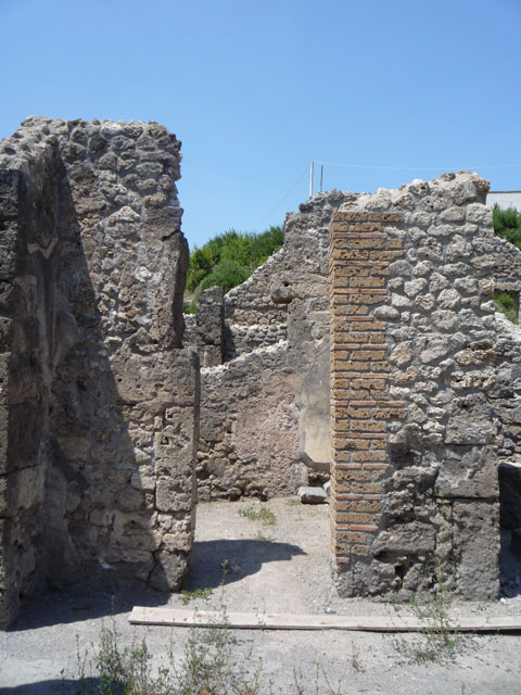 V.1.15 Pompeii. March 2009. Large oven on south side of Bakery.