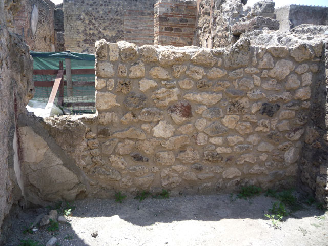 V.1.15 Pompeii. March 2009. Impluvium in Atrium. Looking west towards entrance.