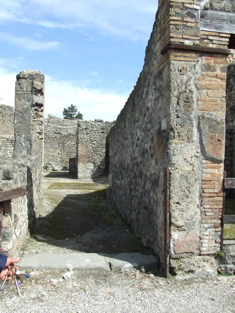 V.1.15 Pompeii.  December 2006.  Entrance in centre. V.1.14 on left and V.1.16 on right.