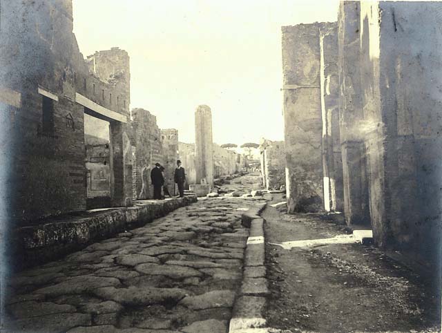 V.1.15 Pompeii.   December 2006.  Atrium with impluvium.