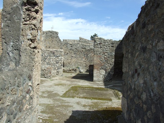 V.1.15 Pompeii.  March 2009. Doorway to Cubiculum on north side of atrium.