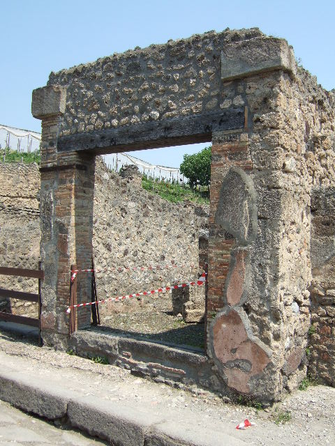 V.1.16 Pompeii. May 2006. Entrance, looking east.