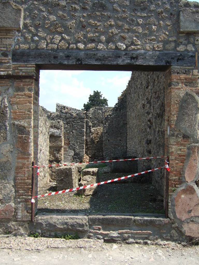 V.I.16 Pompeii. December 2006. Entrance doorway to bakery shop.