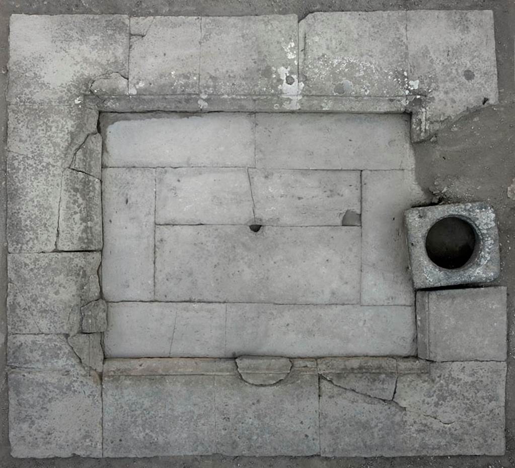 V.1.18 Pompeii. c.2008. Impluvium in atrium. Photo by Hans Thorwid.
Photo courtesy of The Swedish Pompeii Project.