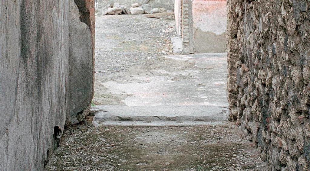 V.1.18 Pompeii. c.2005-2008. Doorway threshold at west end of corridor “h”. Photo by Hans Thorwid.
Photo courtesy of The Swedish Pompeii Project.
