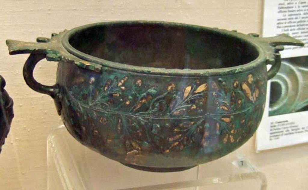 V.1.18 Pompeii. Bowl decorated with silver and copper. Found in ala “e”.
Now in Naples Archaeological Museum. Inventory number 111040.