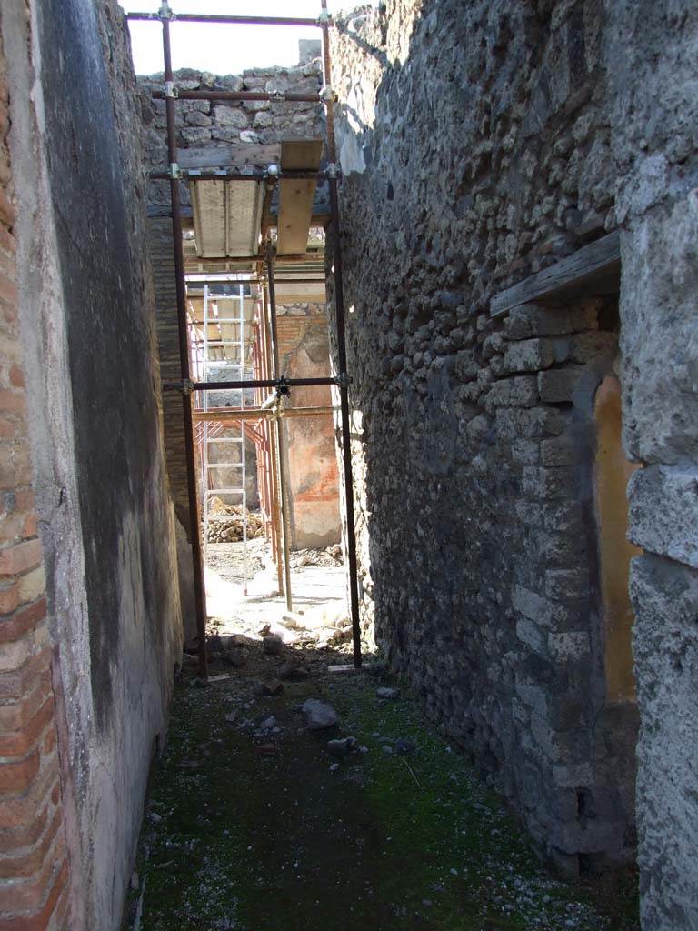 V.1.18 Pompeii. December 2007.
Looking west through corridor “h” to ala “e” on north side of atrium “b”.