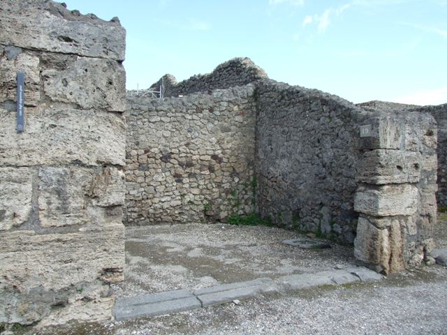 V.1.19 Pompeii.  May 2005.   Entrance.