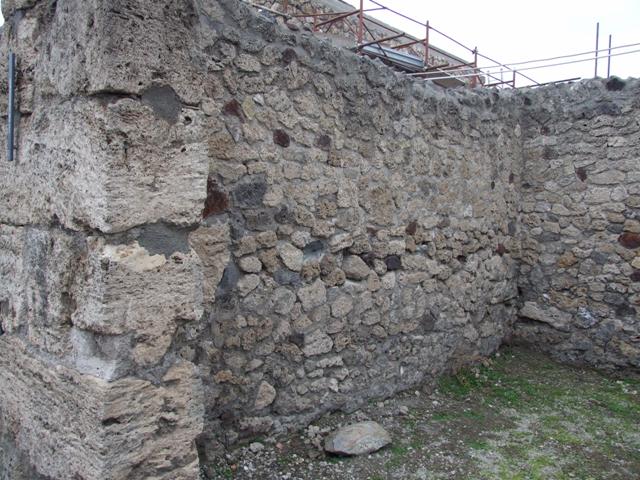 V.1.19 Pompeii.  December 2007.  Cistern mouth near south wall.