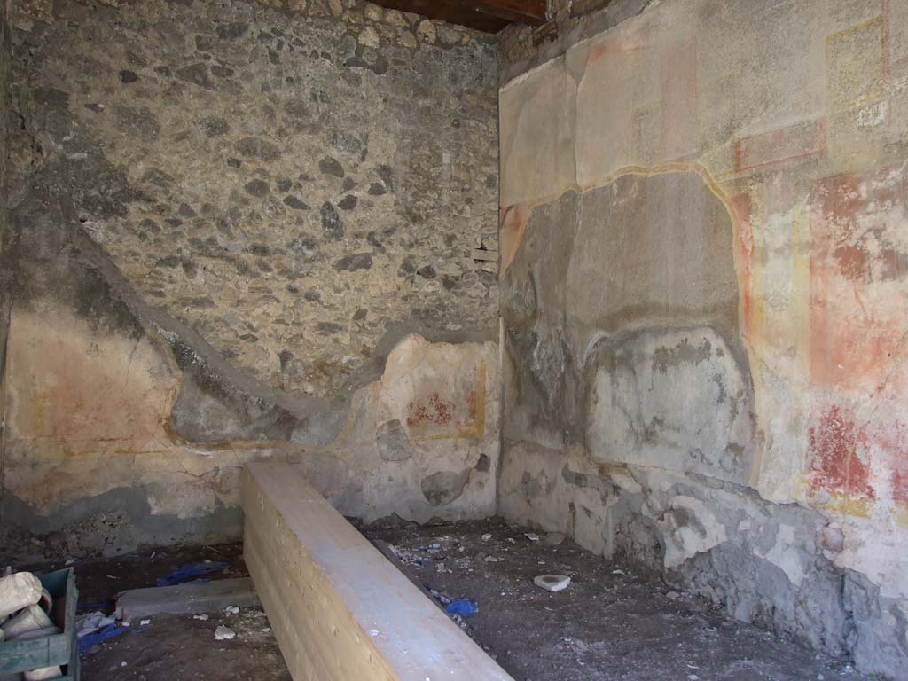 V.1.23 Pompeii. March 2009. Room “k”, north-west corner of triclinium.
