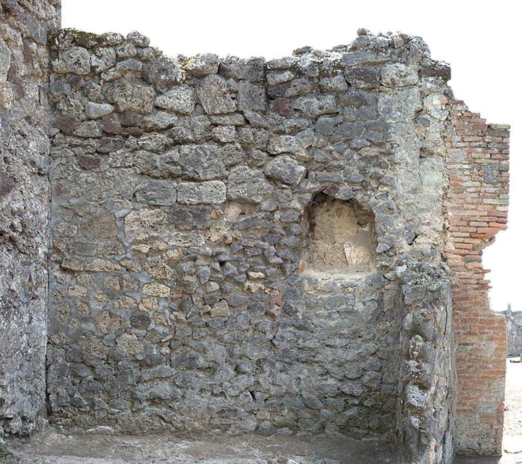 V.1.23 Pompeii. Not dated.
Room “h”, west wall with niche. Photo by Hans Thorwid.
Photo courtesy of the Swedish Pompeii Project.