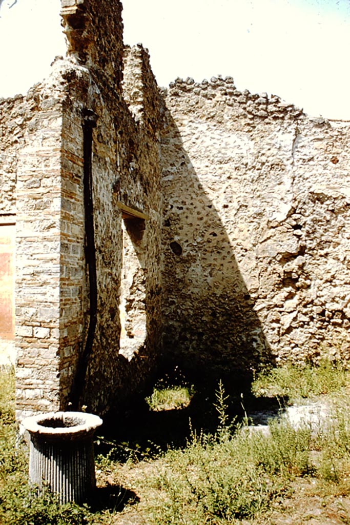 V.1.23 Pompeii. 1959.
Room “l” (L), looking north to marble puteal of the cistern in courtyard garden area, and the lead pipe that fed the cistern with rainwater from the roof.
Photo by Stanley A. Jashemski.
Source: The Wilhelmina and Stanley A. Jashemski archive in the University of Maryland Library, Special Collections (See collection page) and made available under the Creative Commons Attribution-Non Commercial License v.4. See Licence and use details.
J59f0440