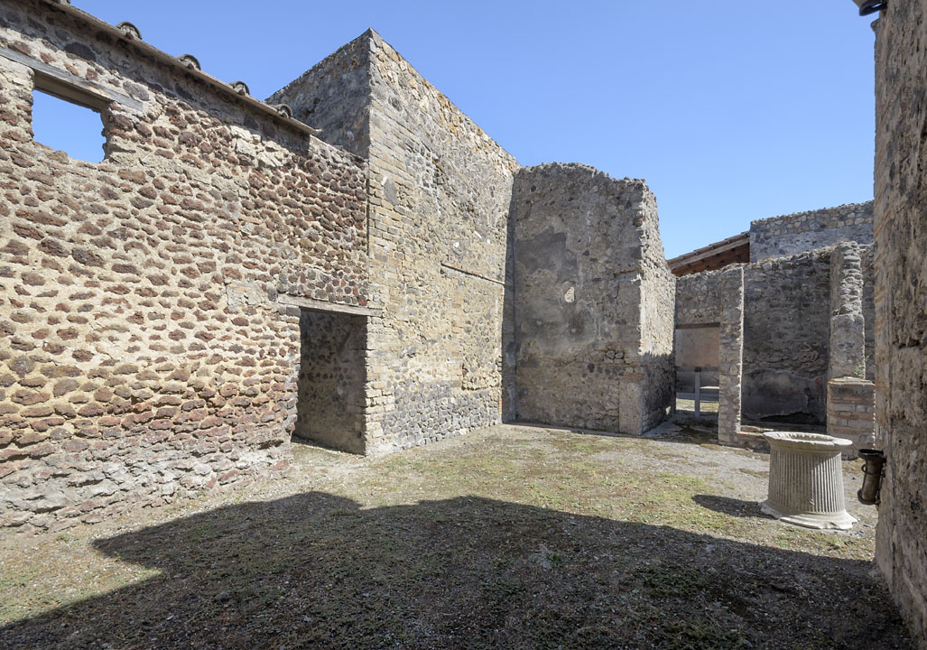 V.1.23 Pompeii. 2013. Room “l” (L), looking south across garden courtyard.
The doorway to the services area can be seen, centre left.
The doorway to the corridor leading to V.1.26 can be seen, centre right. Photo by Hans Thorwid.
Photo courtesy of the Swedish Pompeii Project.