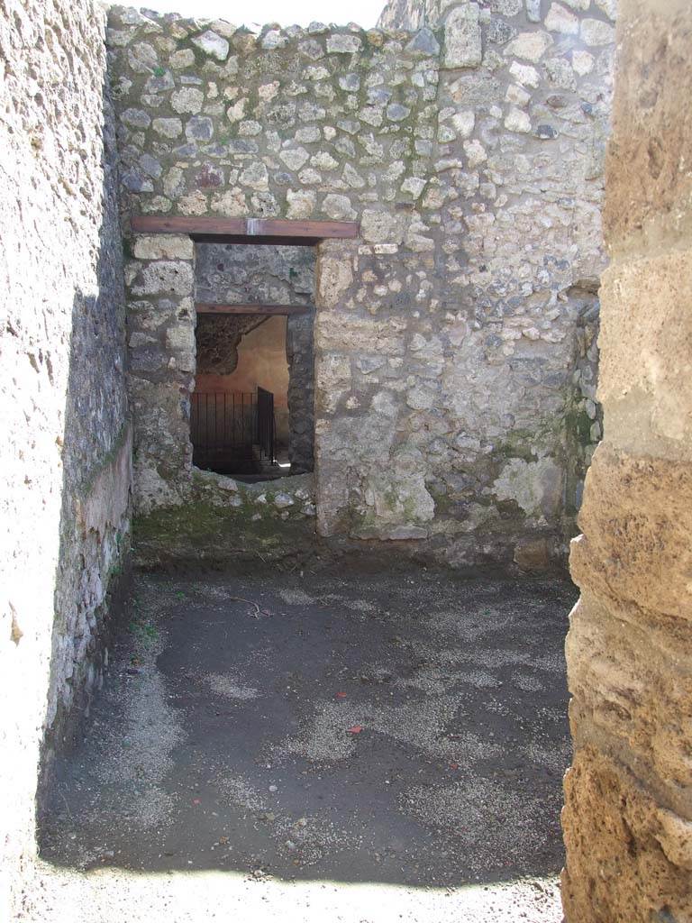 V.1.23 Pompeii. March 2009.
Room “p”, room in south-east corner of services area, with window (possibly originally a door) to room at rear of V.1.26.