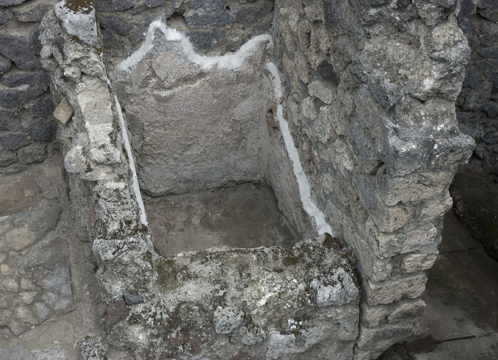 V.1.23 Pompeii.
Room “n”, water basin (?) on east side of hearth, against north wall of kitchen area. Photo by Hans Thorwid.
Photo courtesy of the Swedish Pompeii Project.