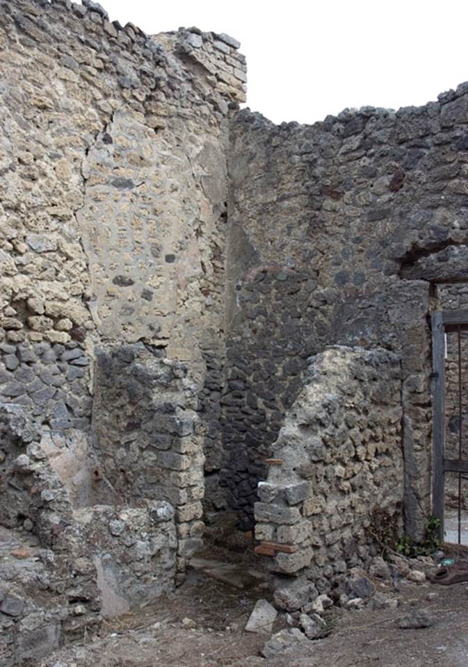 V.1.23 Pompeii.
Room “n”, doorway into latrine in north-east corner of kitchen, with rear entrance doorway at V.1.10, on right. Photo by Hans Thorwid.
Photo courtesy of the Swedish Pompeii Project.