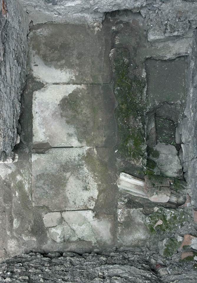 V.1.23 Pompeii.
Room “n”, latrine against east wall, on right. Photo by Hans Thorwid.
Photo courtesy of the Swedish Pompeii Project.