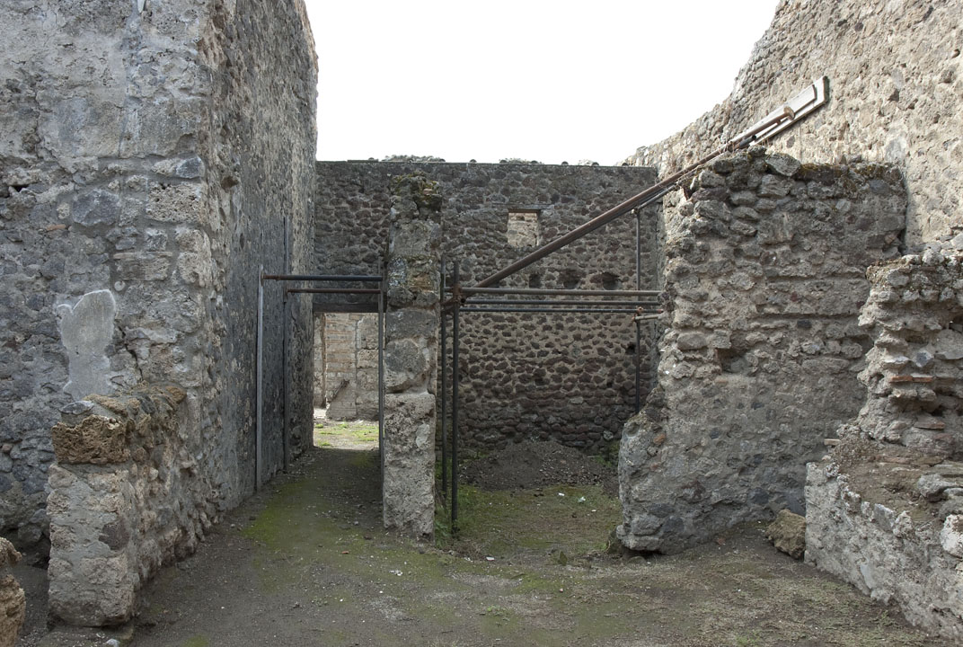 V.1.23 Pompeii.
Room “n”, looking west across kitchen area towards corridor “m” to garden area, and stable/room “q”, on right.
Photo by Hans Thorwid.
Photo courtesy of the Swedish Pompeii Project.