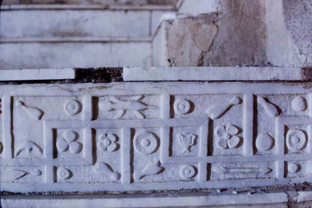 V.1.26 Pompeii. 1968. Detail from right side of top of altar in atrium. Photo by Stanley A. Jashemski.
Source: The Wilhelmina and Stanley A. Jashemski archive in the University of Maryland Library, Special Collections (See collection page) and made available under the Creative Commons Attribution-Non Commercial License v.4. See Licence and use details.
J68f1887
