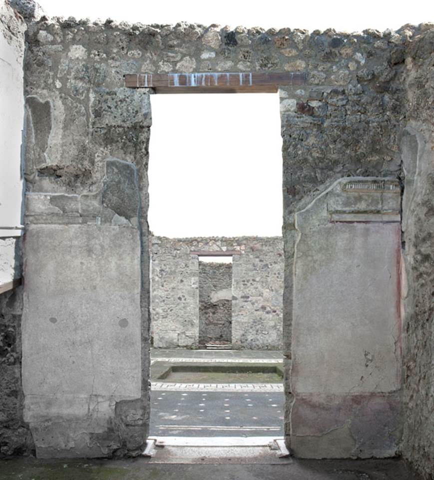V.1.26 Pompeii. c.2003-07.
Room “d”, south wall with doorway to atrium. Photo by Hans Thorwid.
Photo courtesy of The Swedish Pompeii Project.