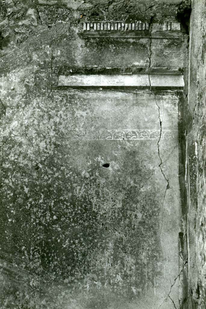 V.1.26 Pompeii. 1968.
Domus L. Caecili Iucundi, 2nd room left of atrium, (room “d”), S wall, right side by corners.
Photo courtesy of Anne Laidlaw.
American Academy in Rome, Photographic Archive. Laidlaw collection _P_68_9_3.
American Academy in Rome, Photographic Archive. Laidlaw collection _P_68_9_3.