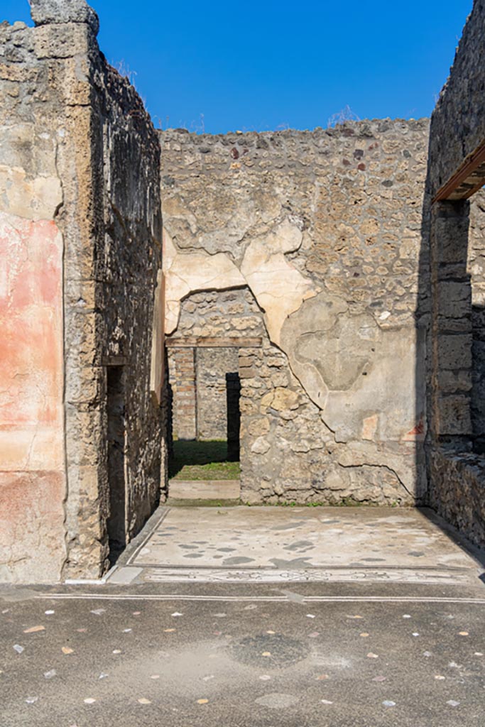 V.1.26 Pompeii. October 2023.
Room “e”, north ala, looking towards north wall with passageway to V.1.23 at west end.
Photo courtesy of Johannes Eber.