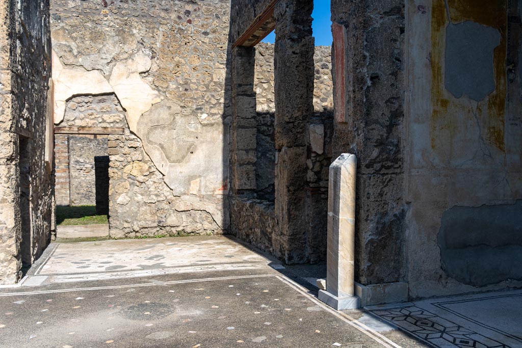 V.1.26 Pompeii. October 2023.
Room “e”, north ala in north-east corner of atrium, with corridor “k” to rear and north wall of tablinum “i”, centre right. Photo courtesy of Johannes Eber.
