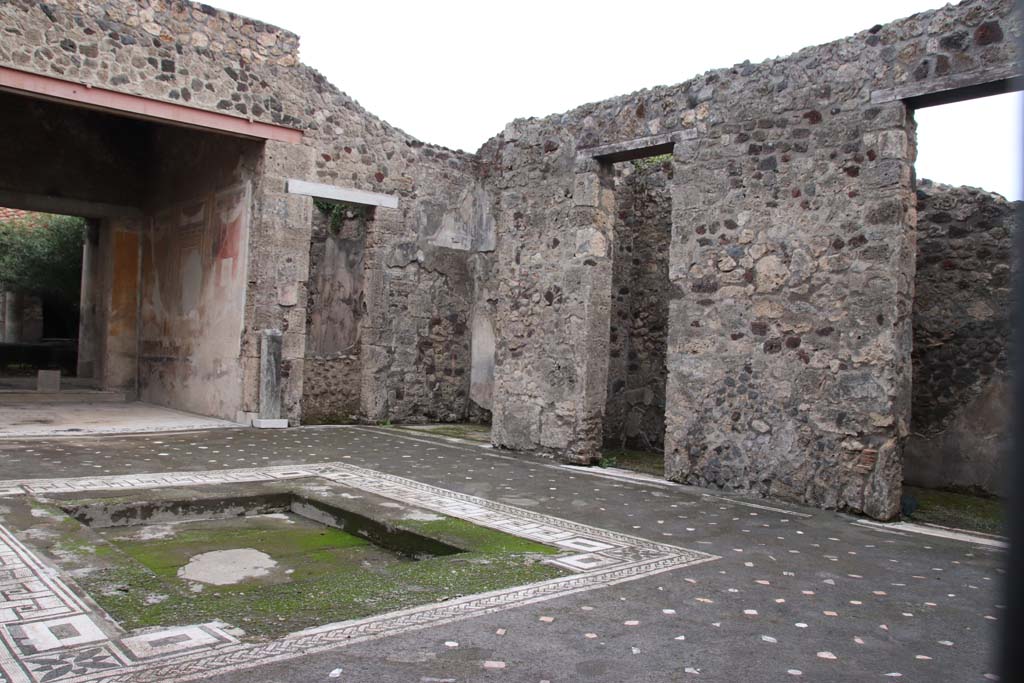 V.1.26 Pompeii. October 2020.
Looking south-east towards doorways to tablinum “i”, room “u”, ala room “h”, and rooms “g” and “f”. Photo courtesy of Klaus Heese.