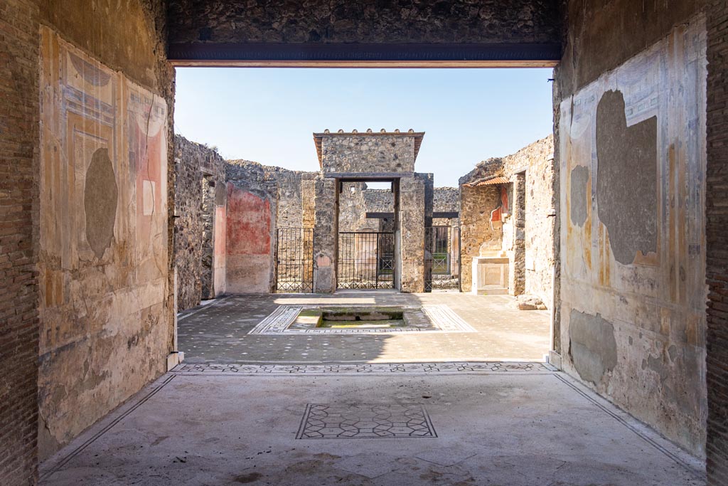 V.1.26 Pompeii. October 2023.
Room “i”, looking west from tablinum, across atrium towards entrance doorway. Photo courtesy of Johannes Eber.