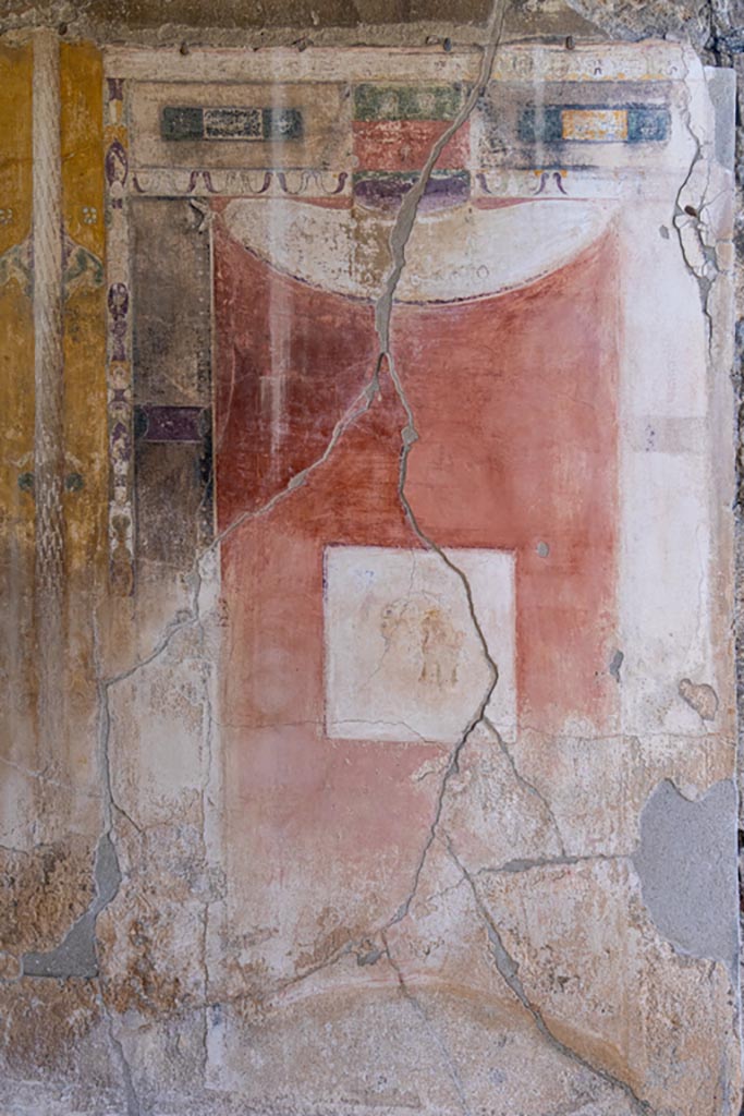 V.1.26 Pompeii. October 2023.
Room “i”, detail of panel at west end of south wall of tablinum. Photo courtesy of Johannes Eber.