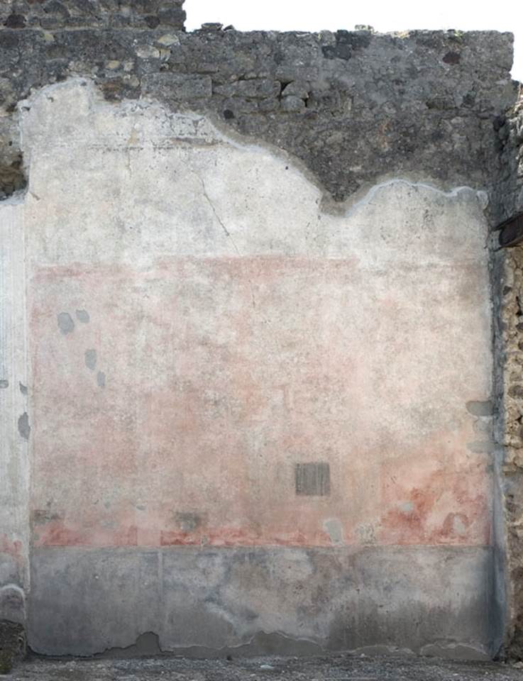 V.1.26 Pompeii. c.2003-2007.
South wall of west portico outside of room “u” on south side of tablinum. Photo by Hans Thorwid.
Photo courtesy of The Swedish Pompeii Project.