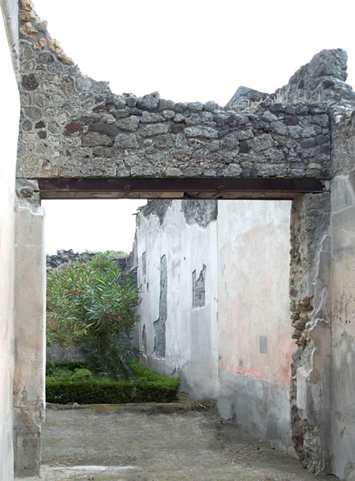 V.1.26 Pompeii. c.2003-2007.
Room “u”, east wall of room on the south side of tablinum, with doorway to portico. Photo by Hans Thorwid.
Photo courtesy of The Swedish Pompeii Project.