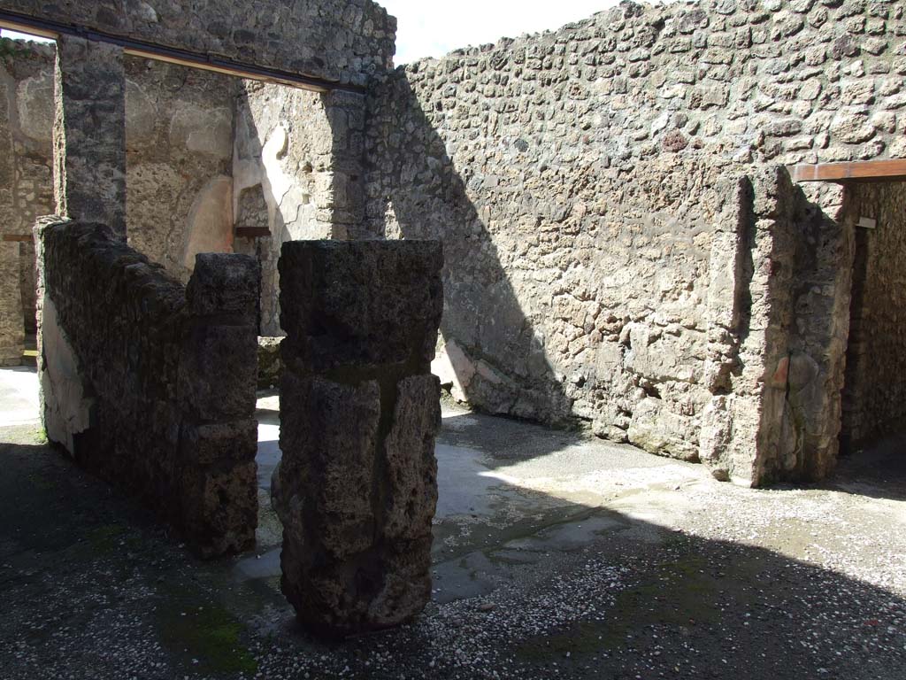 V.1.26 Pompeii. March 2009.
Room “k”, corridor to atrium, on left, and room “m” in north-west side of portico, in centre, and passageway to V.1.23, on right.