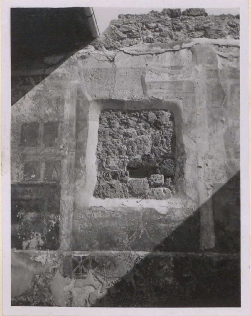 V.1.26 Pompeii. Pre-1943. Room o.
Looking towards east wall and recess remaining after the painting of Theseus abandoning Ariadne was removed and transferred to the museum.
On either side of the recess, traces of architectural motifs can be seen.
See Warscher, T. 1942. Catalogo illustrato degli affreschi del Museo Nazionale di Napoli. Sala LXXXII. Vol.4. Rome, Swedish Institute