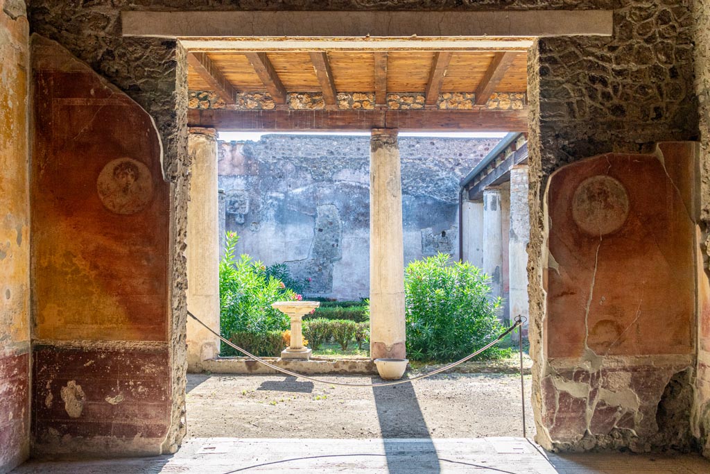 V.1.26 Pompeii. October 2023.
Room “o”, looking towards doorway to north portico of peristyle in south wall. Photo courtesy of Johannes Eber.