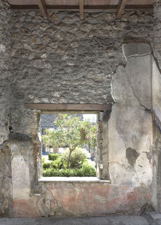 V.1.26 Pompeii. March 2009. Room 22, doorway to room in south-east corner of peristyle.