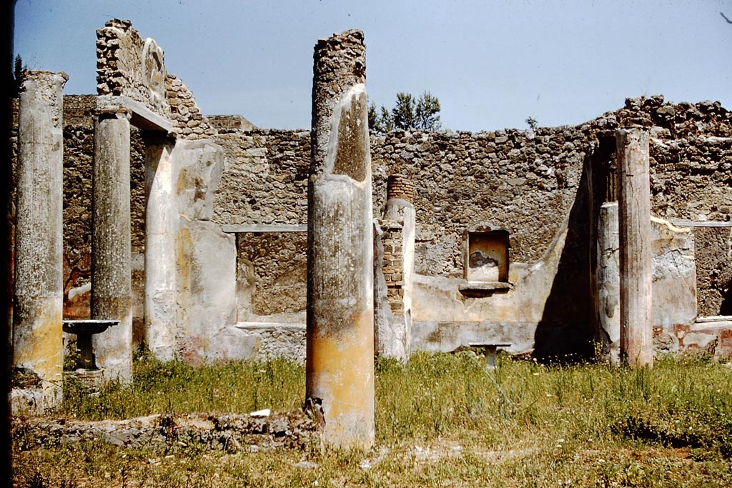 V.1.26 Pompeii. 1959. 
Room L, looking east across peristyle towards window to room “s”, room “r”, and window to room “t”. Photo by Stanley A. Jashemski.
Source: The Wilhelmina and Stanley A. Jashemski archive in the University of Maryland Library, Special Collections (See collection page) and made available under the Creative Commons Attribution-Non-Commercial License v.4. See Licence and use details.
J59f0439
