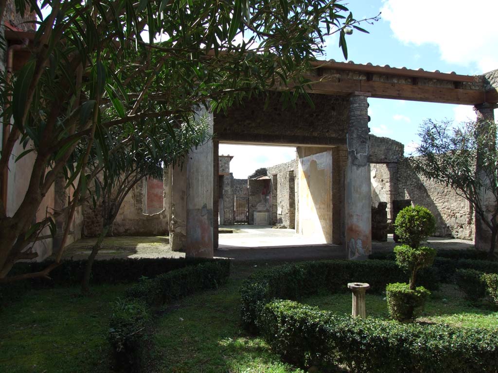 V.1.26 Pompeii. March 2009. Room L, peristyle garden looking west through tablinum to the atrium.