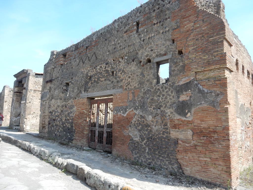 V.1.28 Pompeii. May 2015. Looking north to entrance on Via del Vesuvio. Photo courtesy of Buzz Ferebee.
