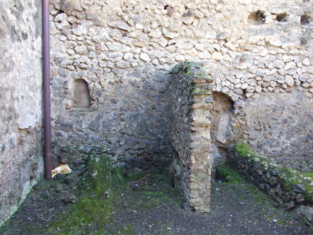 V.2.1 Pompeii. March 2009. Room 10, Niche in West wall.