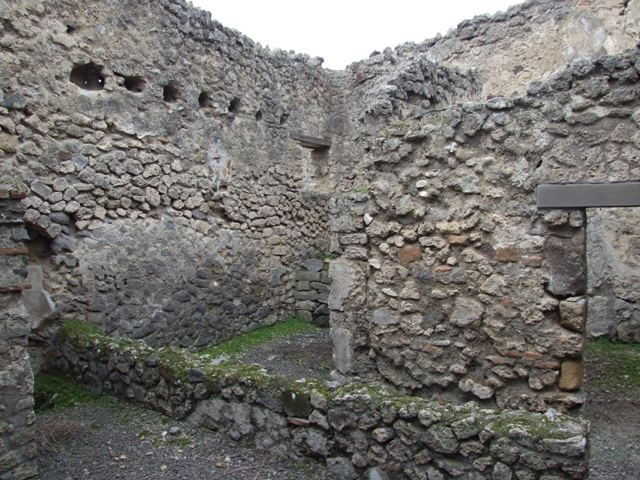 V.2.1 Pompeii. March 2009. Room 15, West wall and doorway to Tablinum.