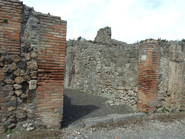 V.2.2 Pompeii.  May 2005.  Entrance.  Looking north.