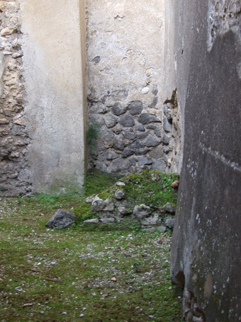 V.2.4 Pompeii. May 2005. Looking south from room 17 across peristyle.