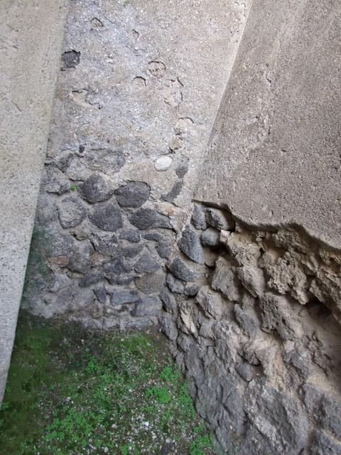 V.2.4 Pompeii. December 2007. Room 16, corridor around the sides of room 17. Looking north.