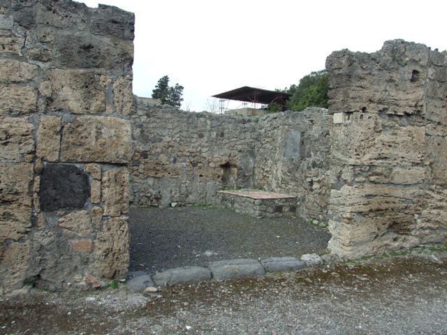 V.2.5 Pompeii.  March 2009.  West side of shop.