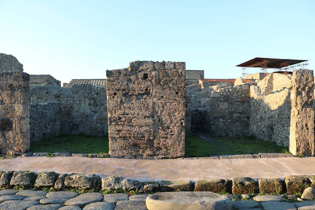 V.2.6, Pompeii, on right. December 2018. Looking north to entrance doorway, with V.2.5, on left. Photo courtesy of Aude Durand.